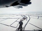 Výhled na ukrajinskou krajinu z dvoumotorového vojenského transportního letounu...