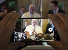 Pape Frantiek na palub letadla do Spojených arabských emirát. (3. února...