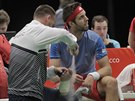 Jií Veselý v utkání Davis Cupu s Nizozemskem podstupuje oetení vykloubeného...