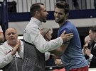 Luká Rosol (vlevo) gratuluje Jiímu Veselému, který v utkání Davis Cupu v...