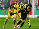 Luka Jovi z Frankfurtu (v erném) se snaí utéct hrám Dortmundu Axelu...