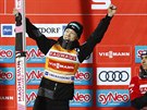 Japonec Rjoju Kobajai se raduje na stupních vítz z triumfu v závod...