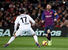 Kapitán Barcelony Lionel Messi (vpravo) se snaí obehrát Francise Coquelina z...
