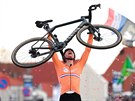 Nizozemec Mathieu van der Poel se raduje z vítzství v závod elitní kategorie...