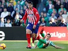 Álvaro Morata z Atlética Madrid (vlevo) uniká s balonem, snaí se ho zastavit...