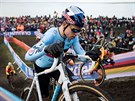 Belgian Wout Van Aert tlaí kolo do kopce bhem závodu mistrovství svta v...