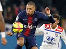 Útoník Paris St. Germain Kylian Mbappé si zpracovává balon bhem zápasu proti...