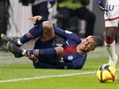 Kylian Mbappé z Paris St. Germain leí na zemi bhem zápasu proti Lyonu.