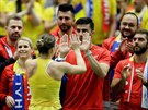 Simona Halepová slaví s rumunským týmem výhru nad Kateinou Siniakovou v utkání...