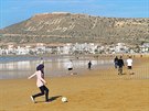Na plái v Agadiru se dá spatit leccos, dokonce i mladé muslimky, jak hrají...