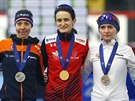 NA PÓDIU. Mistryn svta ze závodu na 5000 metr Martina Sáblíková (uprosted)...