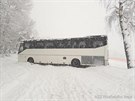 Silnici u Zelen Lhoty v lokalit Na Sedle na umav blokoval autobus, po smyku...