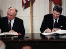 Sovtský generální tajemník Michail Gorbaov a americký prezident Ronald Reagan...