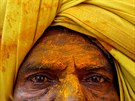 KURKUMA. Vící namazaný kurkumovým prákem eká ped procesím u hinduistického...
