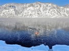 PLAVÁNÍ. lenové Klubu zimního plavání se noí do zmrzlých vod eky Jeniseje v...