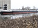 Tanker, který stojí v lovosickém pístavu, mí 110 metr, iroký je 13,5...