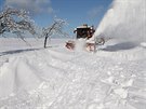 Po nedělním sněžení musí silničáři v Ústeckém kraji čistit komunikace. Práci...