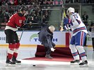 José Mourinho padá poté, co hodil estné buly ped utkáním KHL mezi Omskem a...