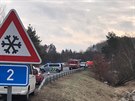 Vn dopravn nehoda se stala u Kostelce nad ernmi lesy. idika s autem...