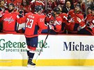 Dmitrij Jakin pijímá po gólu gratulace hokejist  Washingtonu.