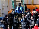 Migranti z lodi Sea-Watch 3 mohli po dvou týdnech opustit palubu a vstoupit na...