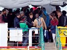 Migranti z lodi Sea-Watch 3 mohli po dvou týdnech opustit palubu a vstoupit na...