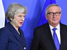 Pedseda Evropské komise Jean-Claude Juncker (vpravo) a britská premiérka...