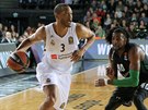 Anthony Randolph (vlevo) z Realu Madrid útoí kolem Jeremyho Evanse z...