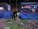 Paul Hitselberger uklízí konfety po závreném ceremoniálu Super Bowlu 53.