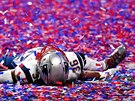 Brandon King z New England Patriots si uívá triumf v Super Bowlu LIII.