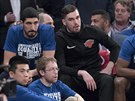 Enes Kanter, Mario Hezonja a Damyean Dotson (zleva) sedí na konci laviky New...