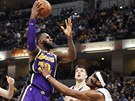 LeBron James z LA Lakers útoí na ko Indiany pes Mylese Turnera.