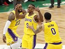 LeBron James (vlevo) a Kyle Kuzma (vpravo) z LA Lakers oslavují Rajona Ronda za...
