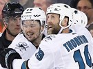 Tomá Hertl, a Joe Thornton se radují z gólu San Jose.