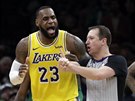 LeBron James (23) z LA Lakers nesouhlasu s rozhodím.