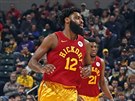 Myles Turner, Tyreke Evans a Thaddeus Young (zleva) z Indiany