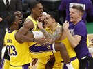 Hrái LA Lakers se radují z výhry nad Bostonem.