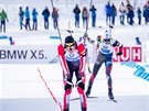 FINI. eský biatlonista Tomá Krupík (vpravo) prohrává ve tafet v Canmore...
