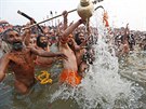 Spolenou koupelí vrcholí v Indii festival Kumbh Mela. Úastní se ho tisíce lidí