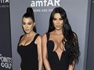 Kourtney Kardashianová a její sestra Kim Kardashianová na amfAR Gala (New York,...
