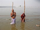 Modlitba na soutoku eky Gangy, Jamuny a Saraswati pi festivalu Kumbhaméla v...