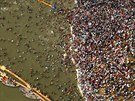 Letecký pohled na vící bhem rituální koupele pi festivalu Kumbhaméla v...