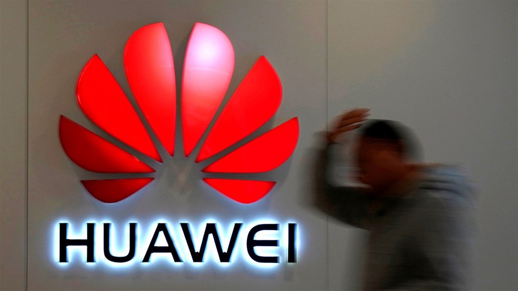 Velmi špatná zpráva pro Huawei. Bez povolení nemá americké součástky