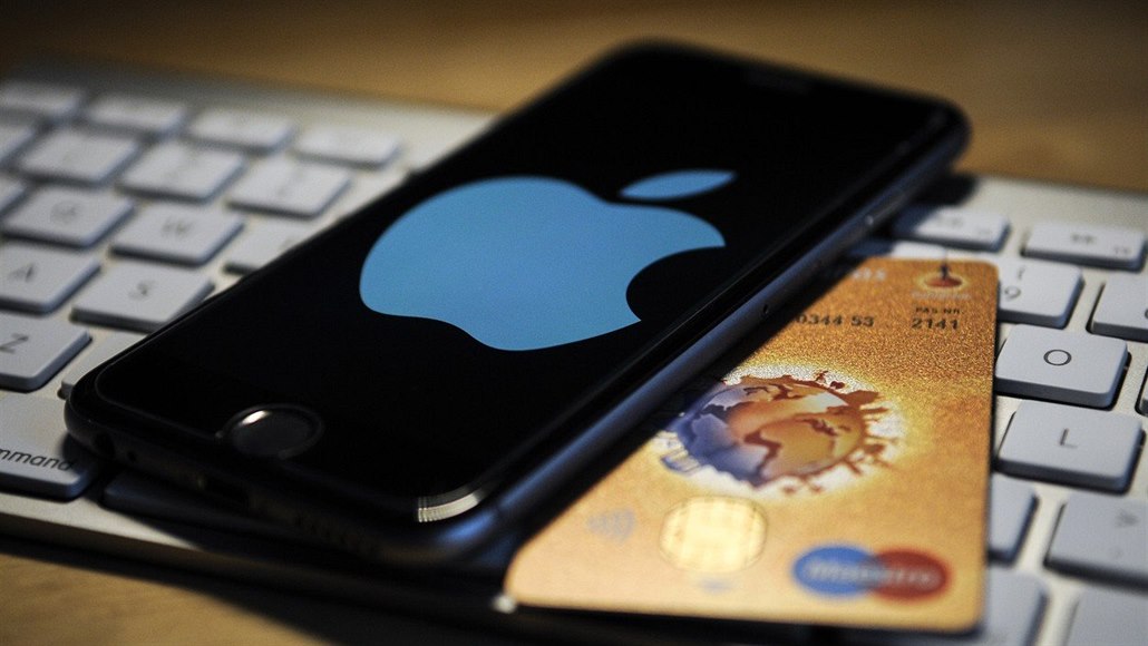�eská spo�itelna potvrdila, �e testuje Apple Pay. Slu�ba má p�ijít do �eska 19. února. Ilustra�ní snímek.