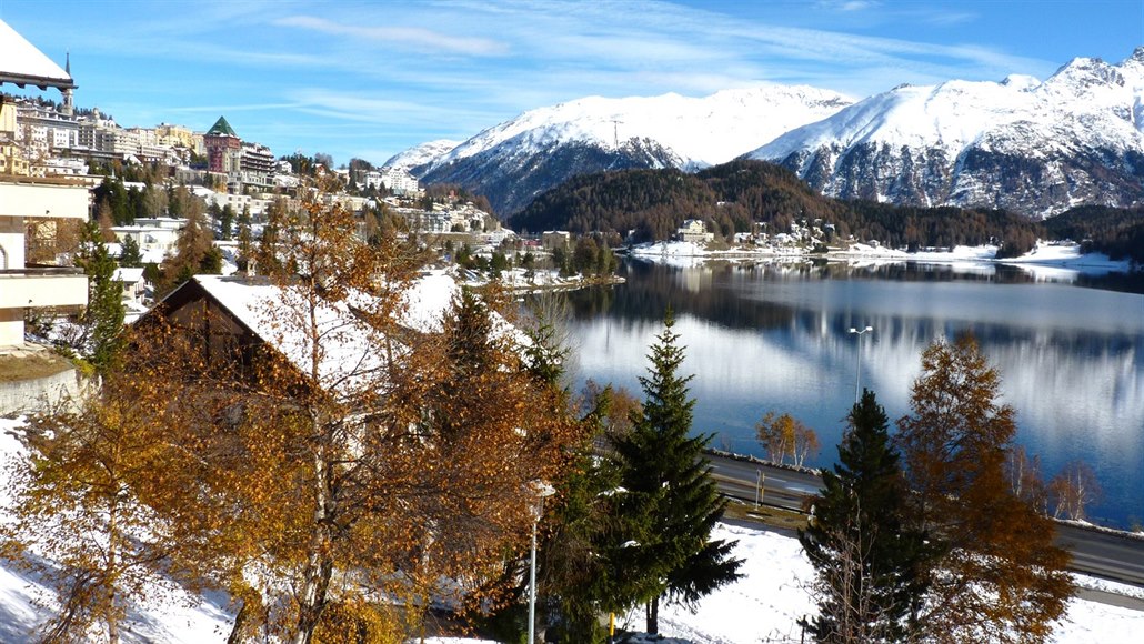 Svatý Mo�ic na b�ehu jezera Moritzer See je nejstar�í alpskou turistickou...
