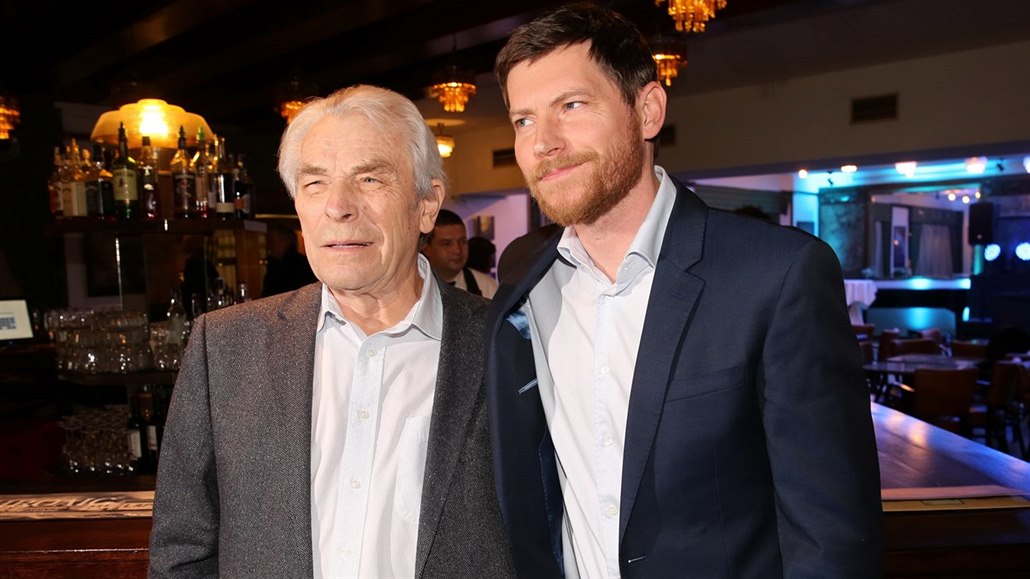 Alois �vehlík a jeho syn David �vehlík na premié�e filmu Na st�e�e (Praha, 5....
