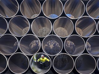 Potrubí pro plynovod Nord Stream 2 uskladněné v německém Sassnitz (6. prosince...