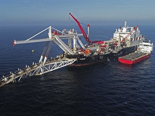 Loď ve vodách Baltského moře pracuje na pokládce potrubí plynovodu Nord Stream...