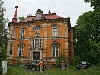 Až do roku 1989 vila sloužila jako Dům pionýrů a spořitelna a po roce 1989...