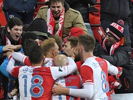 Fotbalist Slavie oslavuj spolen s fanouky gl vstelen z pokutovho kopu.